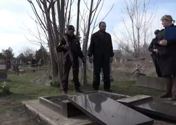 В Запорожской области бездомный разрушил могилы на кладбище