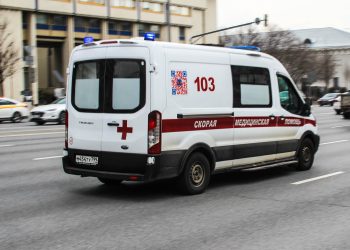 В Бердянске двое маленьких детей выпали из окна пятого этажа